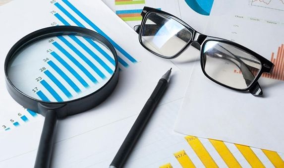 Why to Choose the Lighted Magnifying Glass for Reading