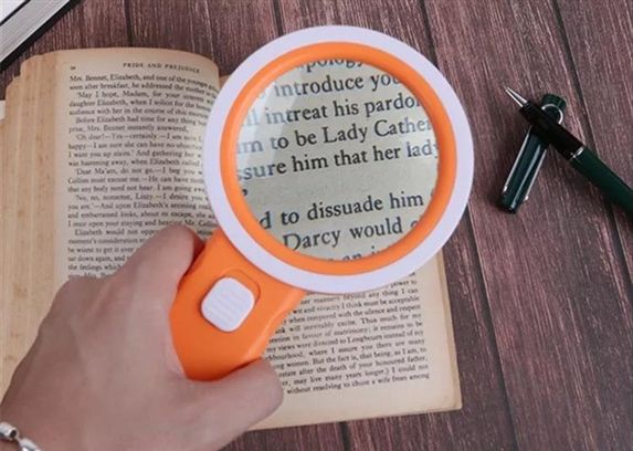 How to use a magnifying glass？