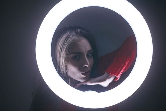 What does a ring light do for photography?