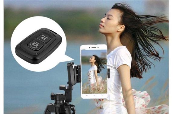 What are the main functions of the Bluetooth smart remote control?